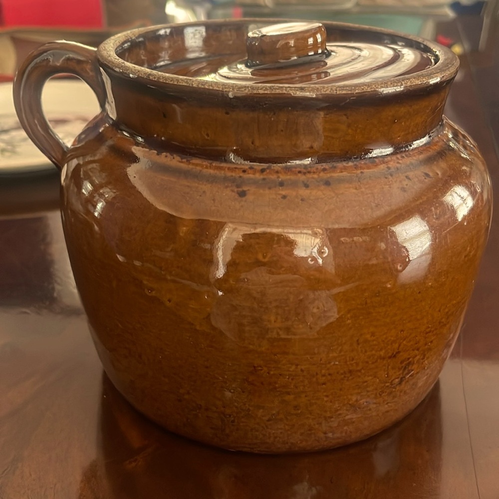 Old fashioned crock or bean pot bakeware. Perfect condition.